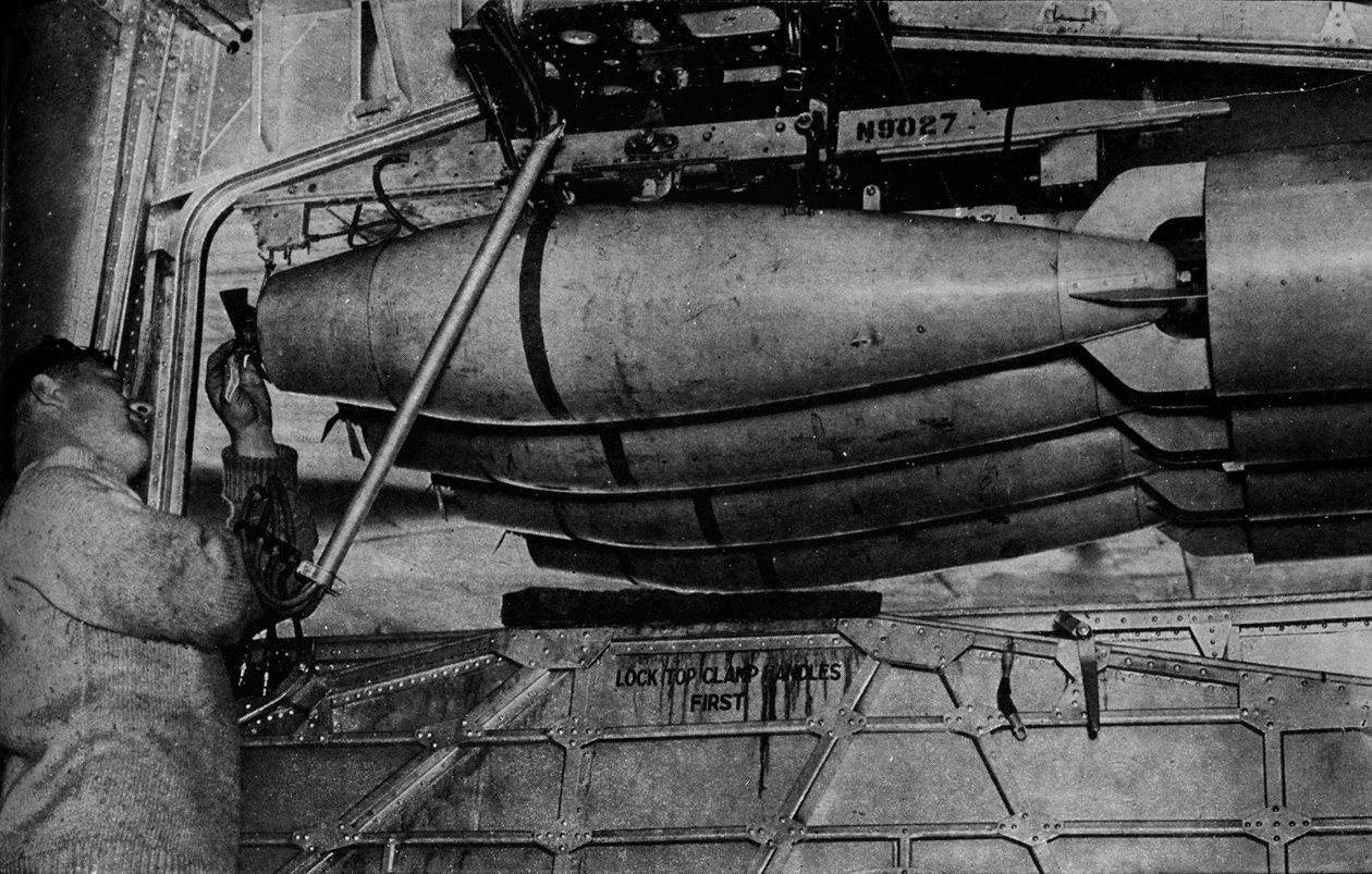 RAF शॉर्ट सुंदरलैंड फ्लाइंग बोट के रैक में भारी बम, c1940 1943 द्वारा अज्ञात