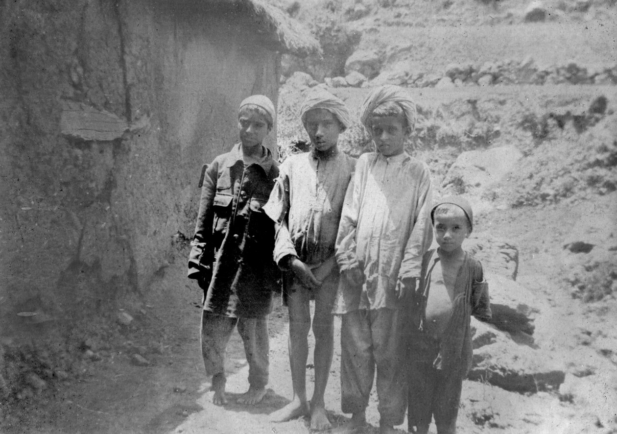 पहाड़ी जनजाति के बच्चे, चकराता, 1917 द्वारा अज्ञात