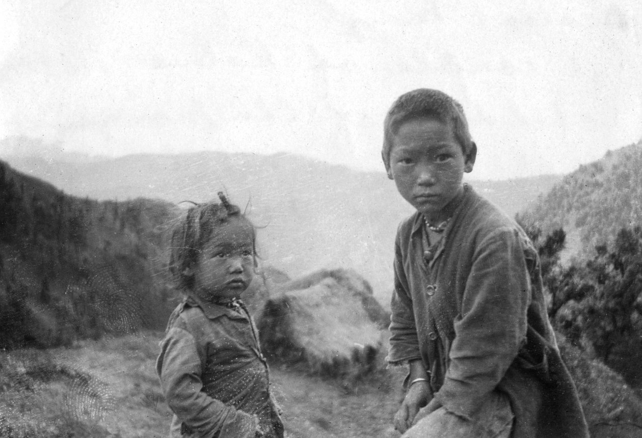 पहाड़ी जनजाति के बच्चे, चकराता, 1917 द्वारा अज्ञात