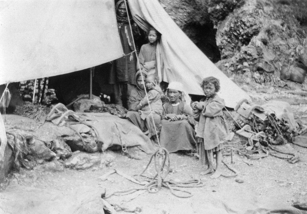 हिल जनजाति परिवार, चकराता, 1917 द्वारा अज्ञात