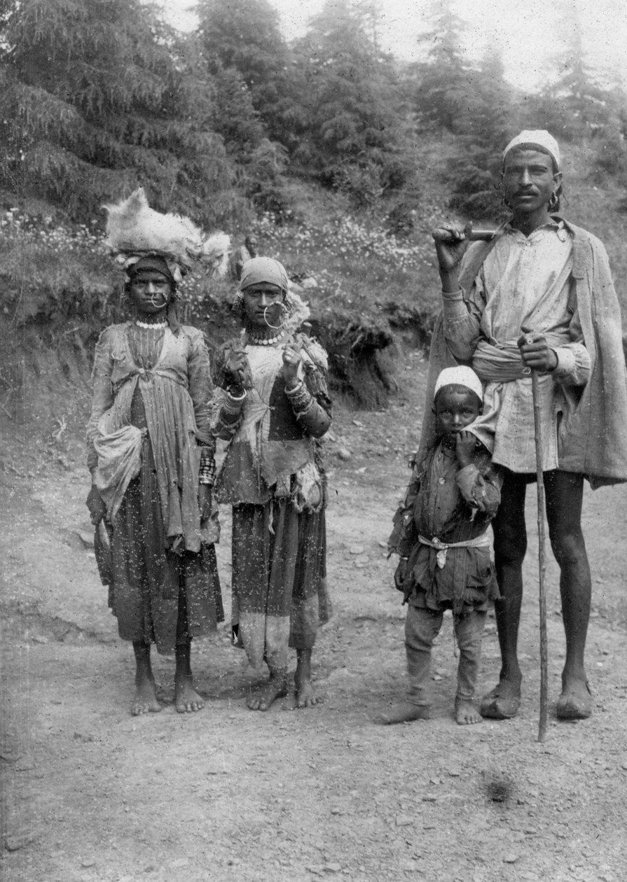 पहाड़ी जनजाति के लोग, चकराता, 1917 द्वारा अज्ञात