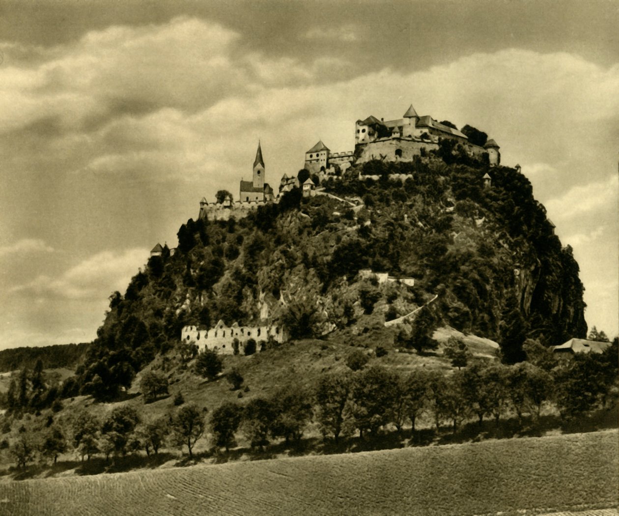 होचॉस्टरविट्ज़ कैसल, कैरिंथिया, ऑस्ट्रिया, c1935। द्वारा अज्ञात