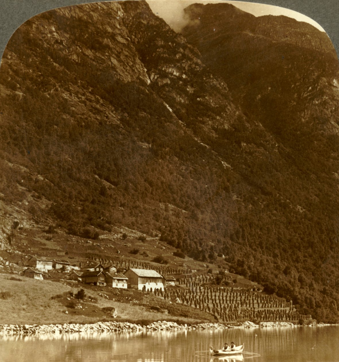 Hogrending Farm, पहाड़ों के आधार पर घोंसला, झील Loen, नॉर्वे के तट पर c1905। द्वारा अज्ञात