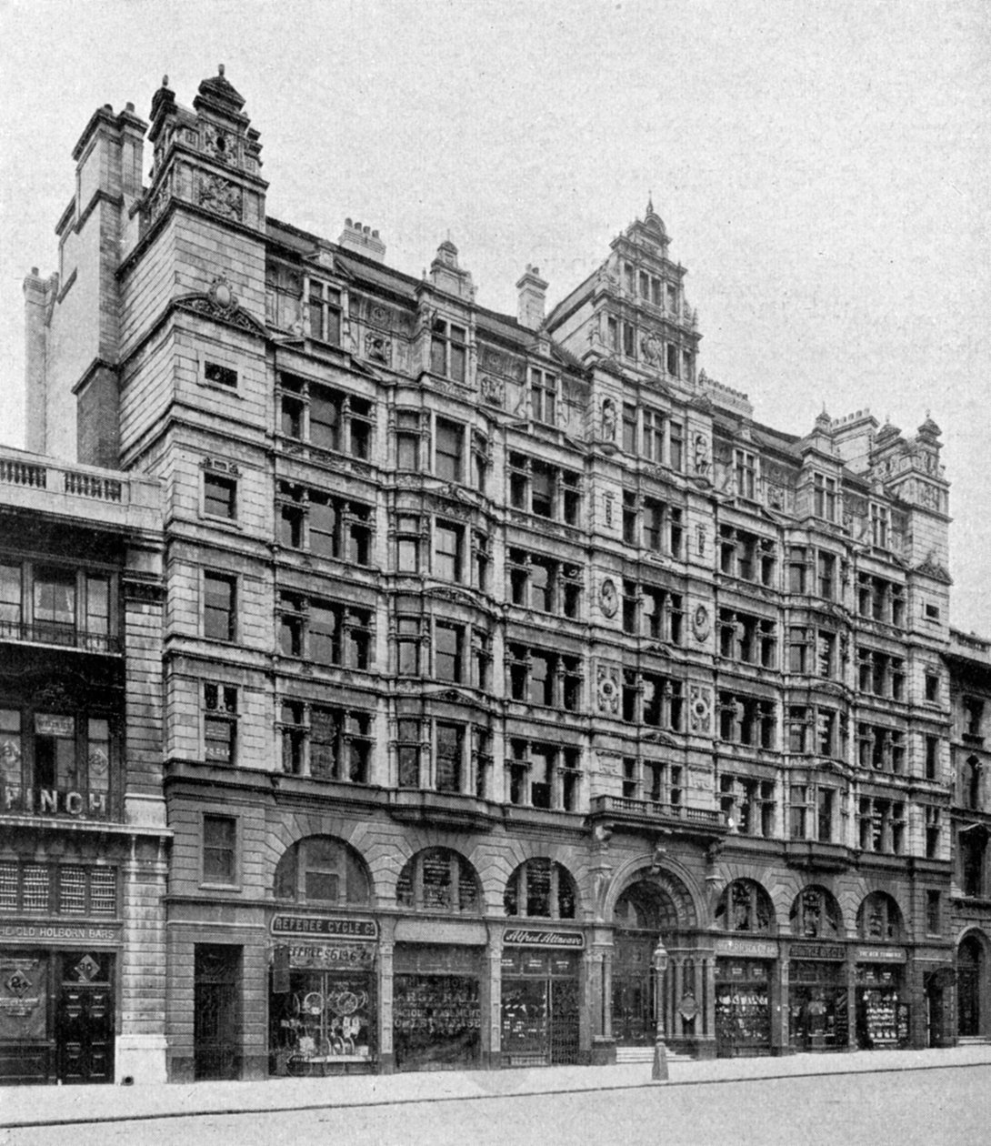 1904 में बर्कबेक बैंक, होल्बोर्न के सामने द्वारा अज्ञात