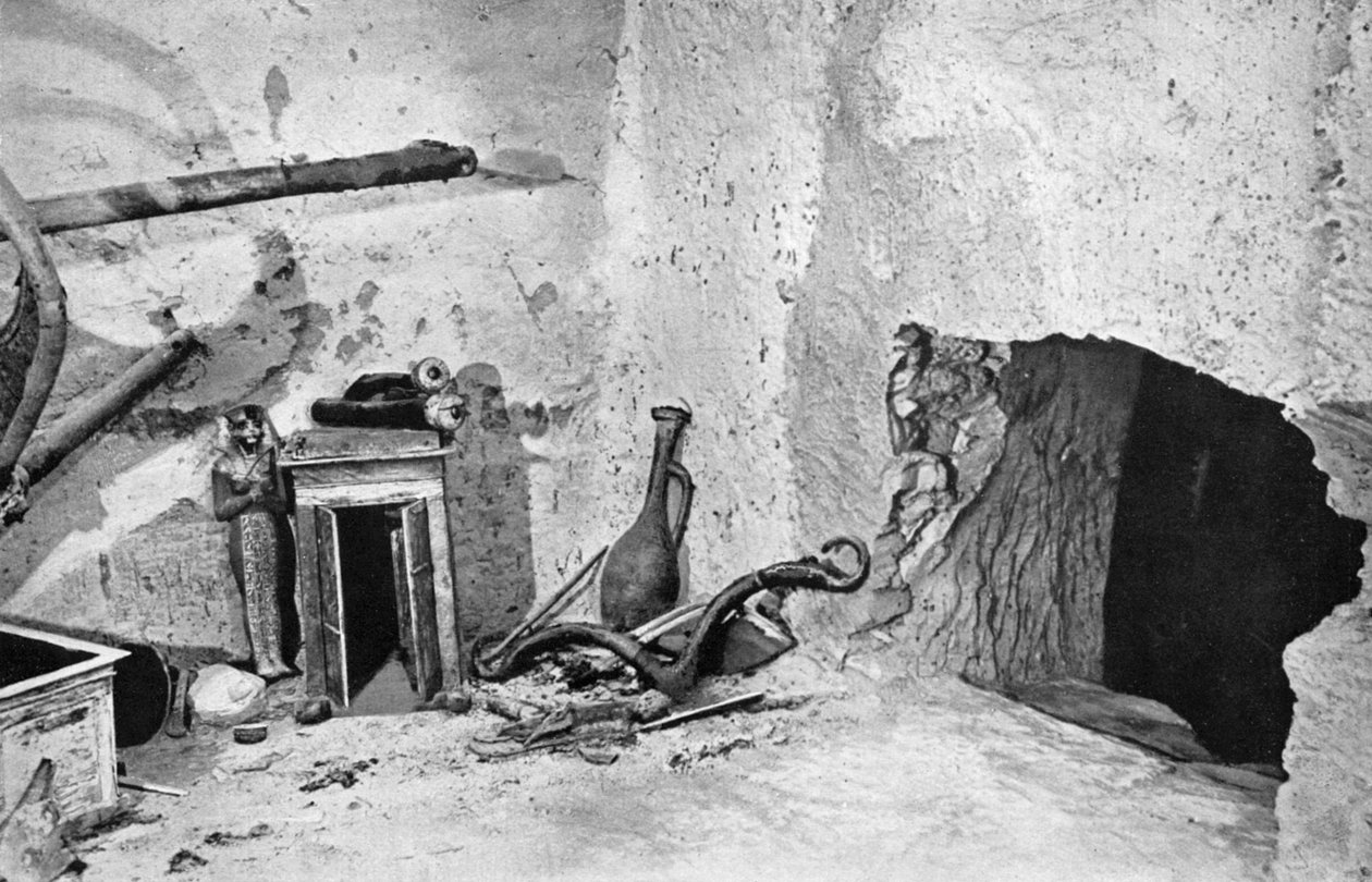 लुटेरों द्वारा बनाई गई होल, तूतनखामुन मकबरे, मिस्र, 1933-1934 में प्रवेश पाने के लिए द्वारा अज्ञात