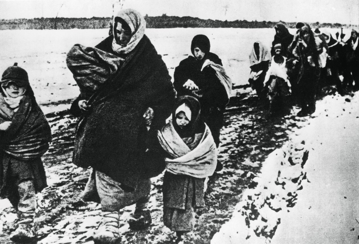 बेघर शरणार्थी महिलाएं और बच्चे, रूस, 1941 द्वारा अज्ञात
