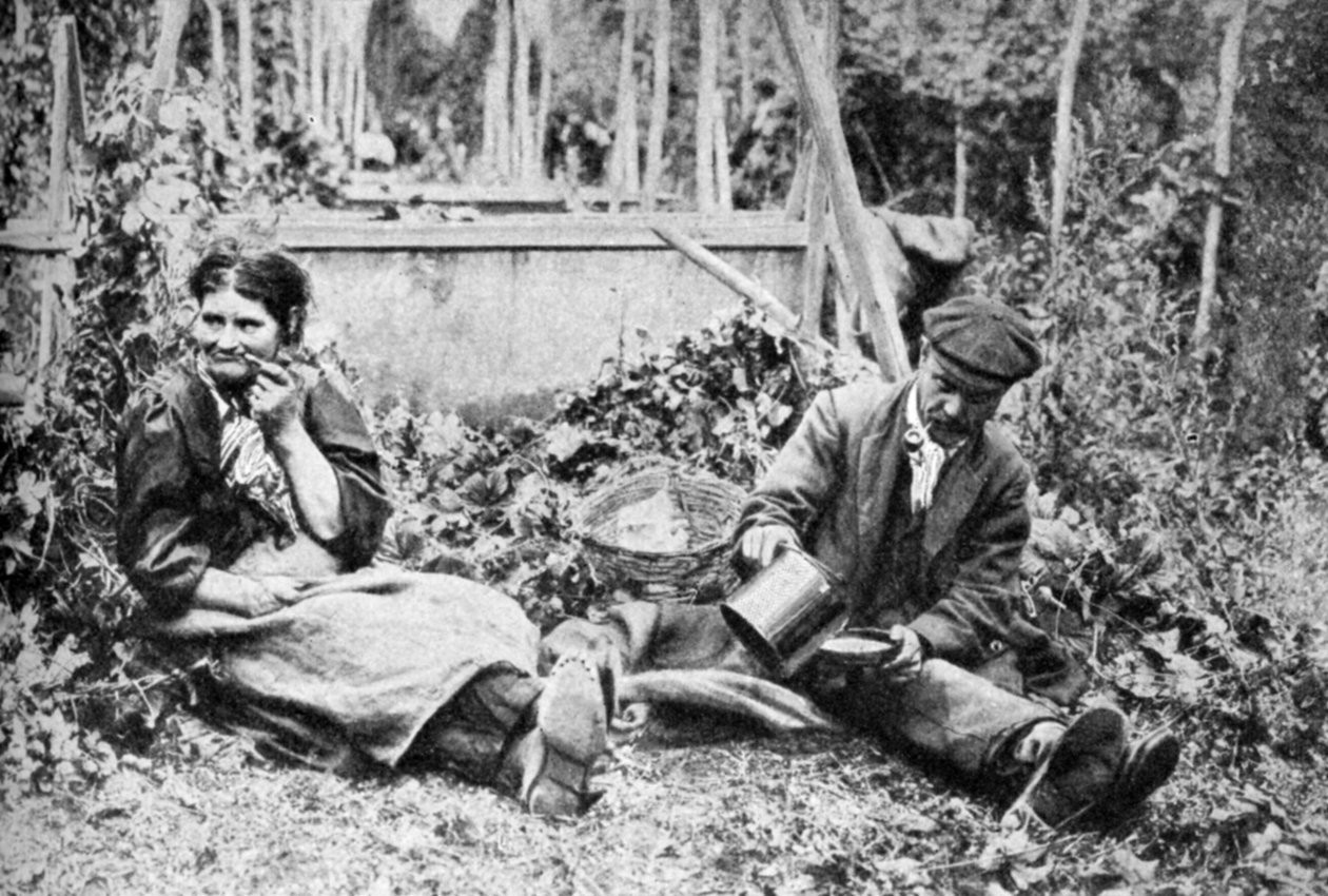 हॉप बीनने वालों, केंटिश हॉप क्षेत्रों, c1922 द्वारा अज्ञात