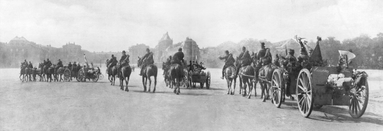 अगस्त 1914, फ्रांस के वर्साय के पैलेस से गुजरते हुए घोड़े की नाल की तोपें द्वारा अज्ञात