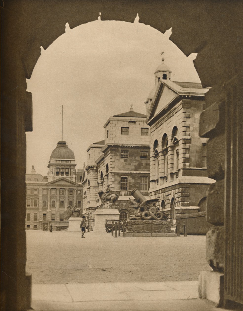 हॉर्स गार्ड्स परेड को आर्काइव ऑफ ट्रेजरी पैसेज, c1935 में फंसाया गया। द्वारा अज्ञात