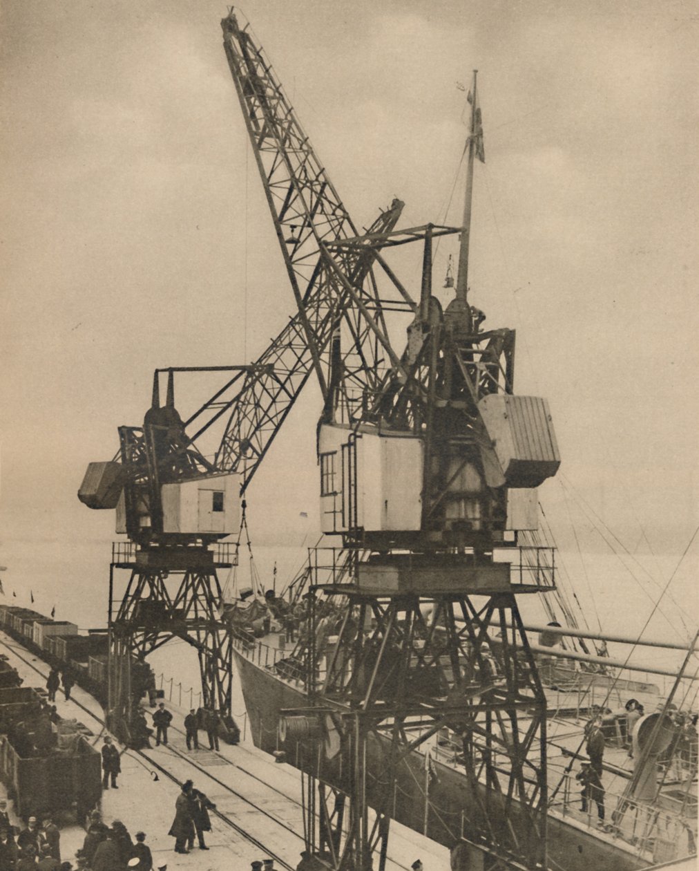 टेसबरी में विशाल मोबाइल क्रेन वेसल्स होल्ड से कार्गो को घुमाता है, c1935। द्वारा अज्ञात