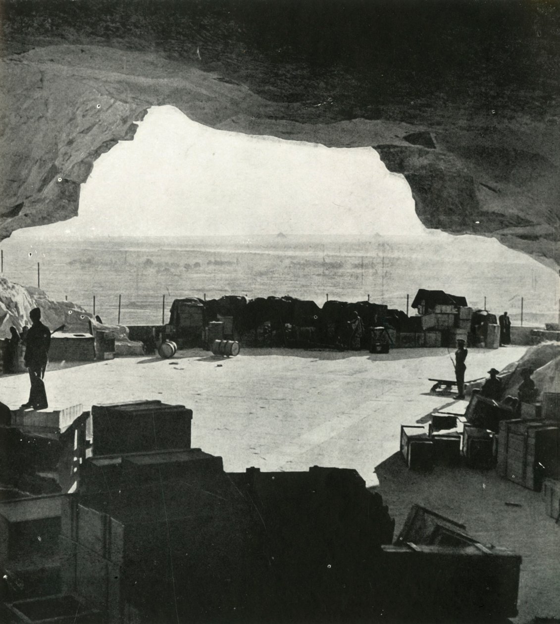 विशाल बमप्रूफ स्टोर और मरम्मत की दुकानें गुफाओं से बनाई गईं, c1942-1943, 1945। द्वारा अज्ञात
