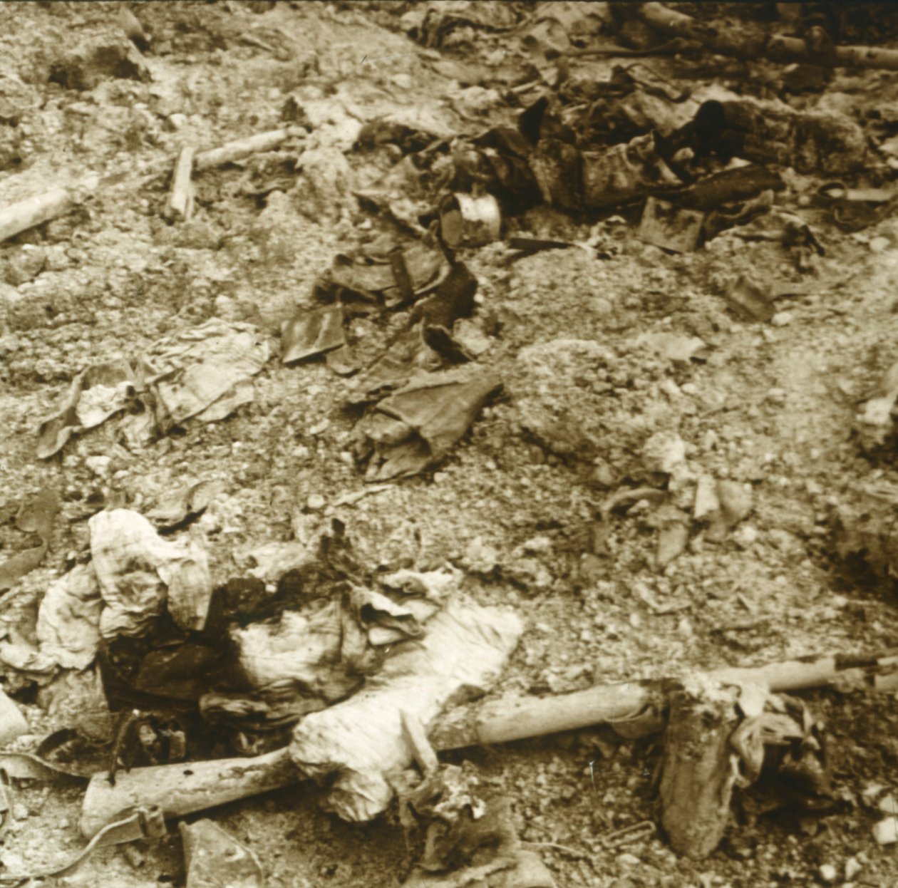 मानव अवशेष, वर्दुन, उत्तरी फ्रांस, c1914-c1918 द्वारा अज्ञात