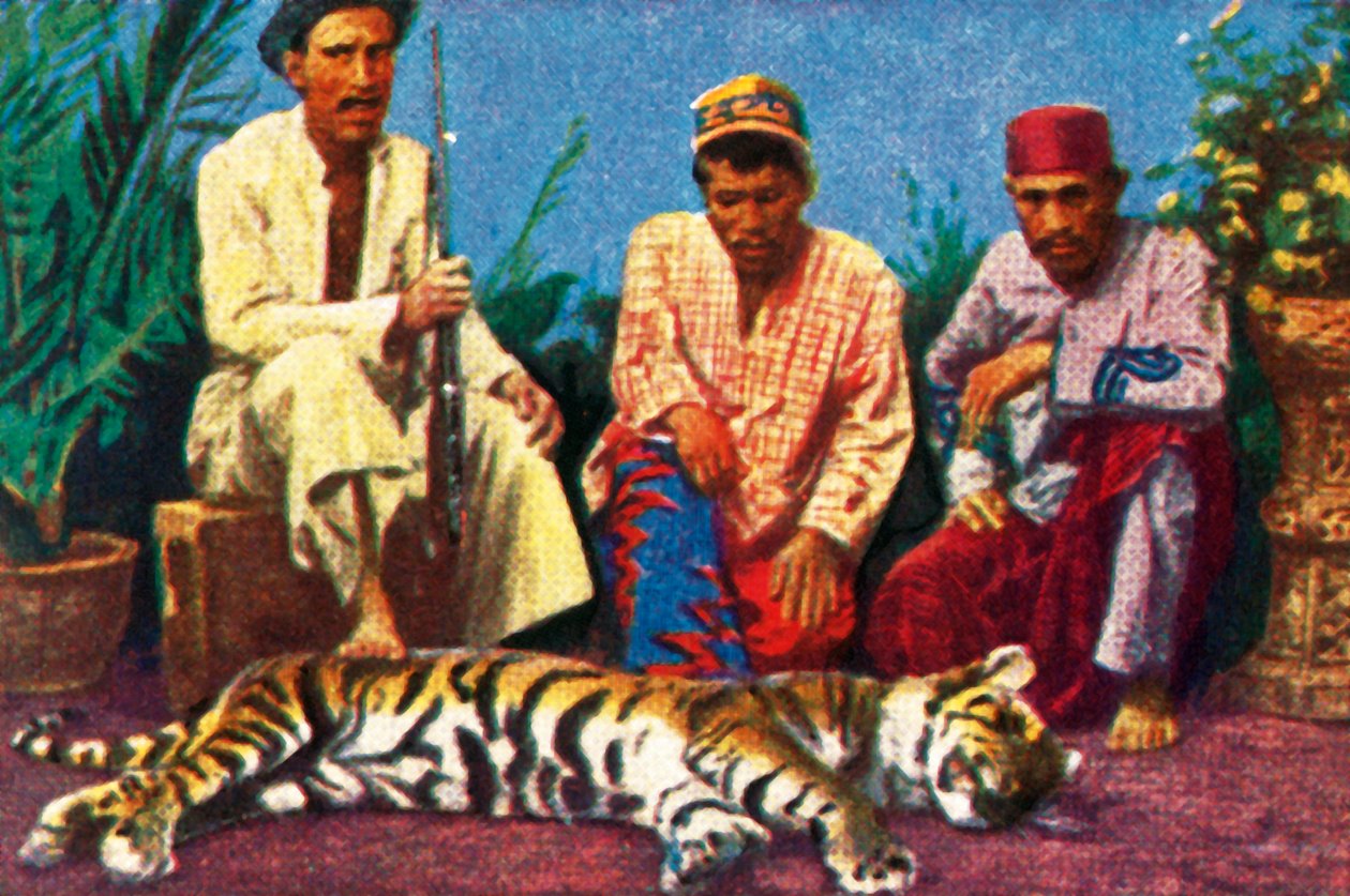 सुमात्रा में मृत बाघ के साथ शिकारी, c1928। द्वारा अज्ञात