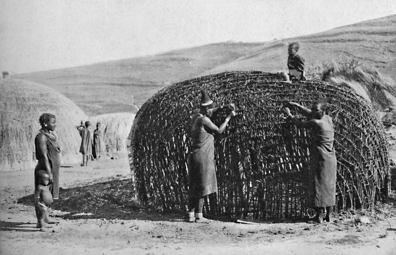 1912 में ज़ूलुलैंड में झोपड़ी का निर्माण द्वारा अज्ञात