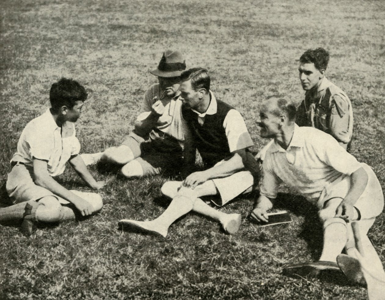 कैंप एट साउथवॉल्ड, सफ़ोल्क: ए फ्रेंडली चैट, 1937। द्वारा अज्ञात