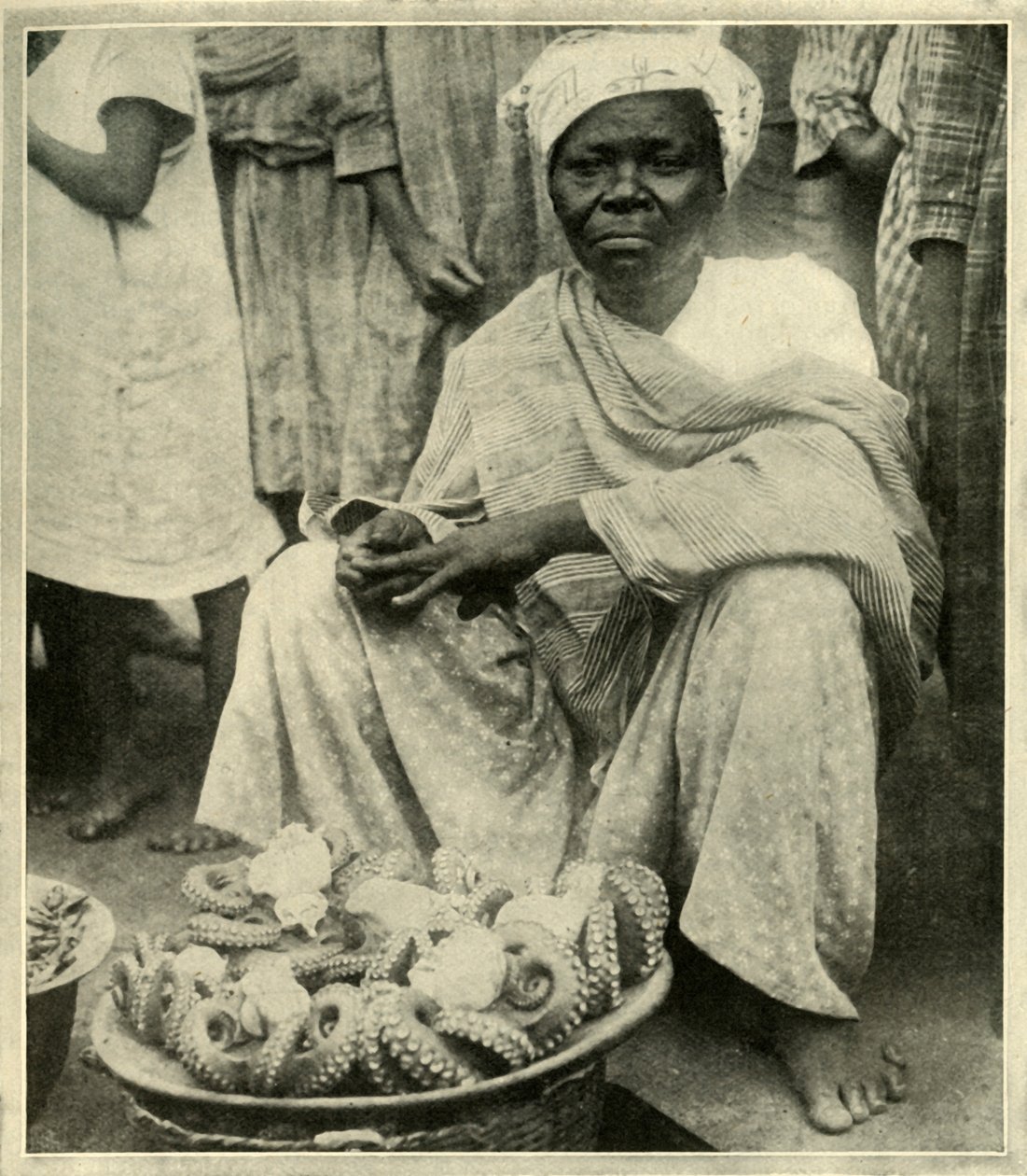एक मूल मछली-बाजार में, c1948। द्वारा अज्ञात