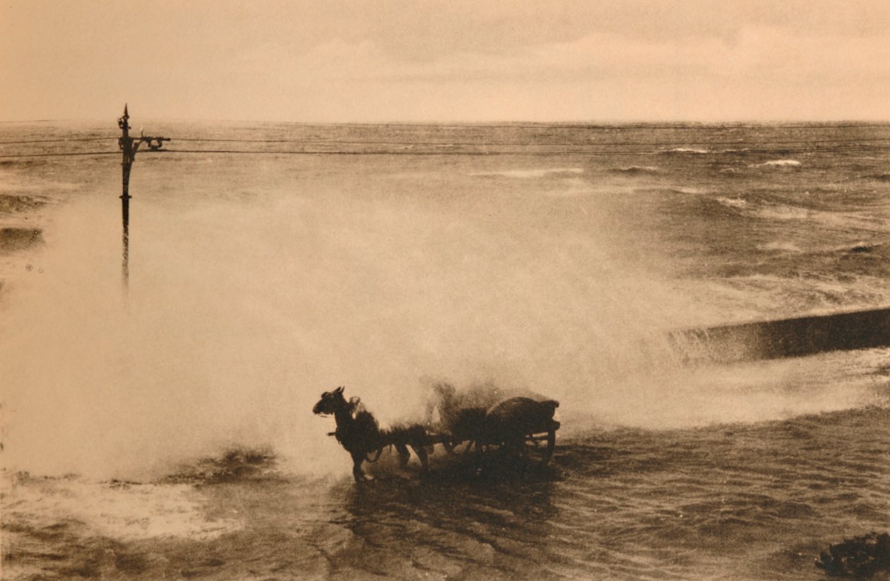 एक वेव में, c1928 द्वारा अज्ञात