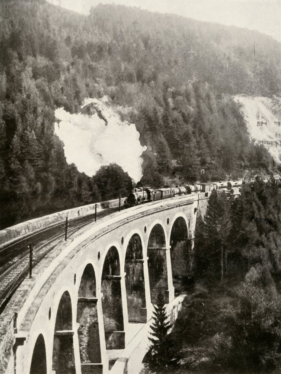 सेमरिंग वैली, ऑस्ट्रिया में। 1935-36 के घुमावदार गैम्पर्ल वियाडक्ट को पार करने वाली एक अच्छी ट्रेन। द्वारा अज्ञात