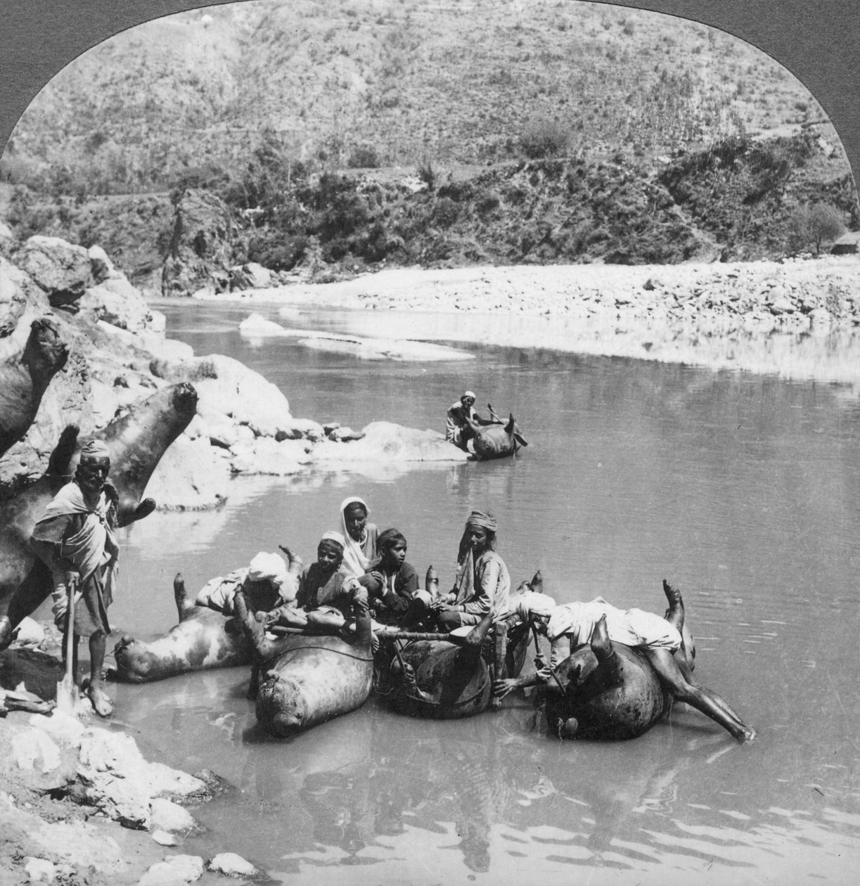 सतलज नदी, पंजाब, भारत, c1900s पर नौका नौकाओं के रूप में इस्तेमाल की गई बैल की खाल द्वारा अज्ञात