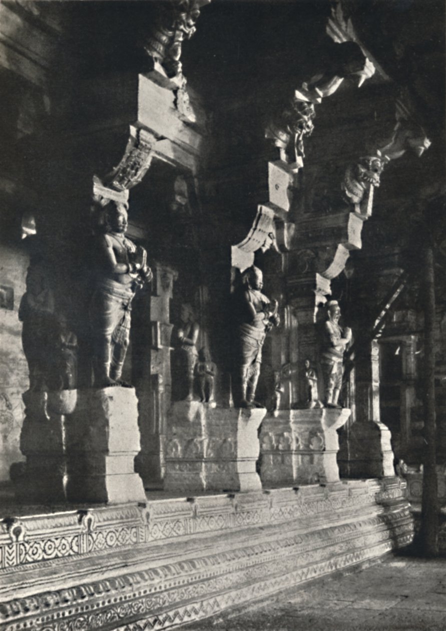 एक हिंदू मंदिर का इंटीरियर, सीलोन, 1926 द्वारा अज्ञात