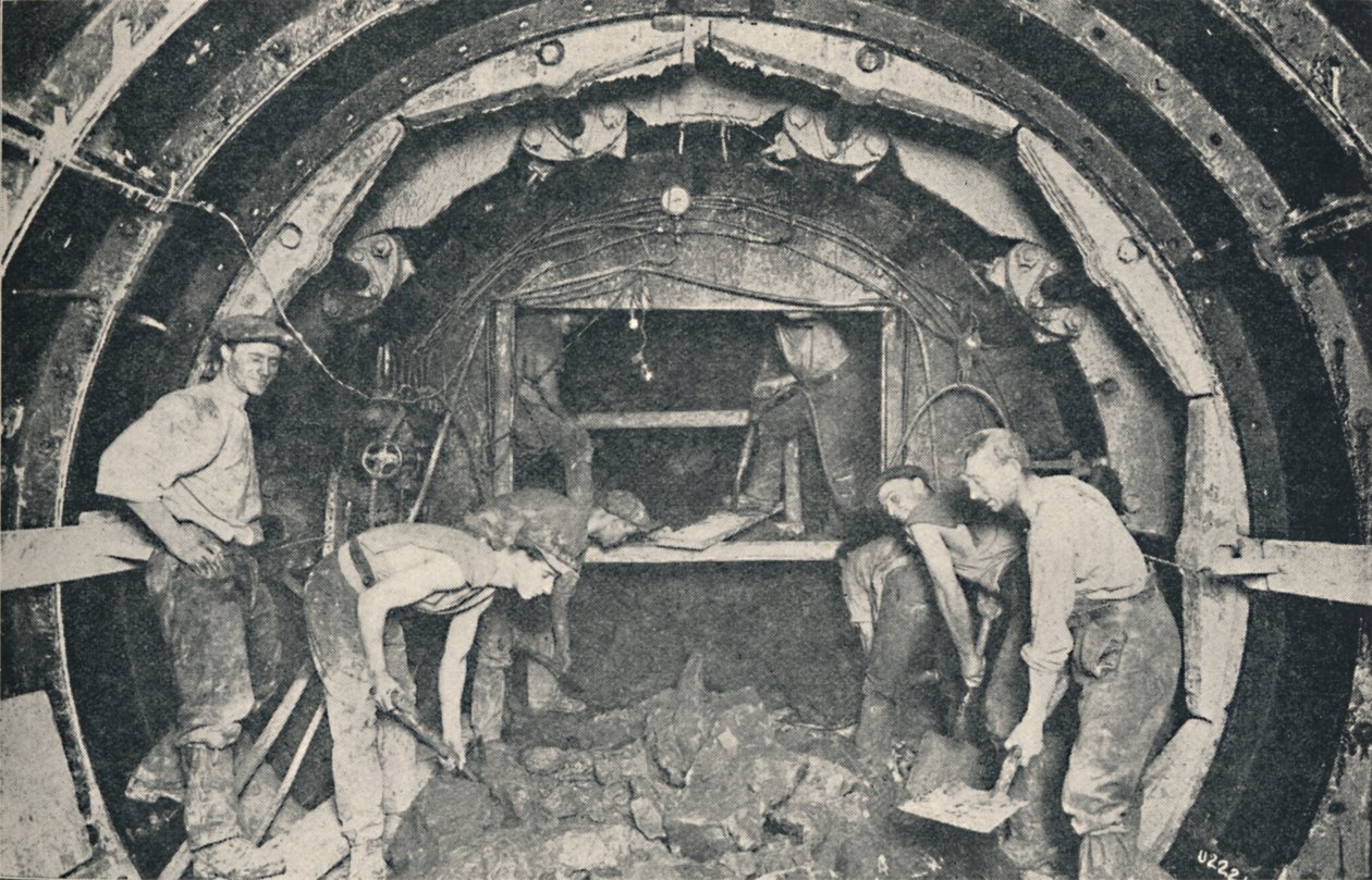 एक ग्रेथहेड टनलिंग शील्ड के अंदर, 1926 द्वारा अज्ञात