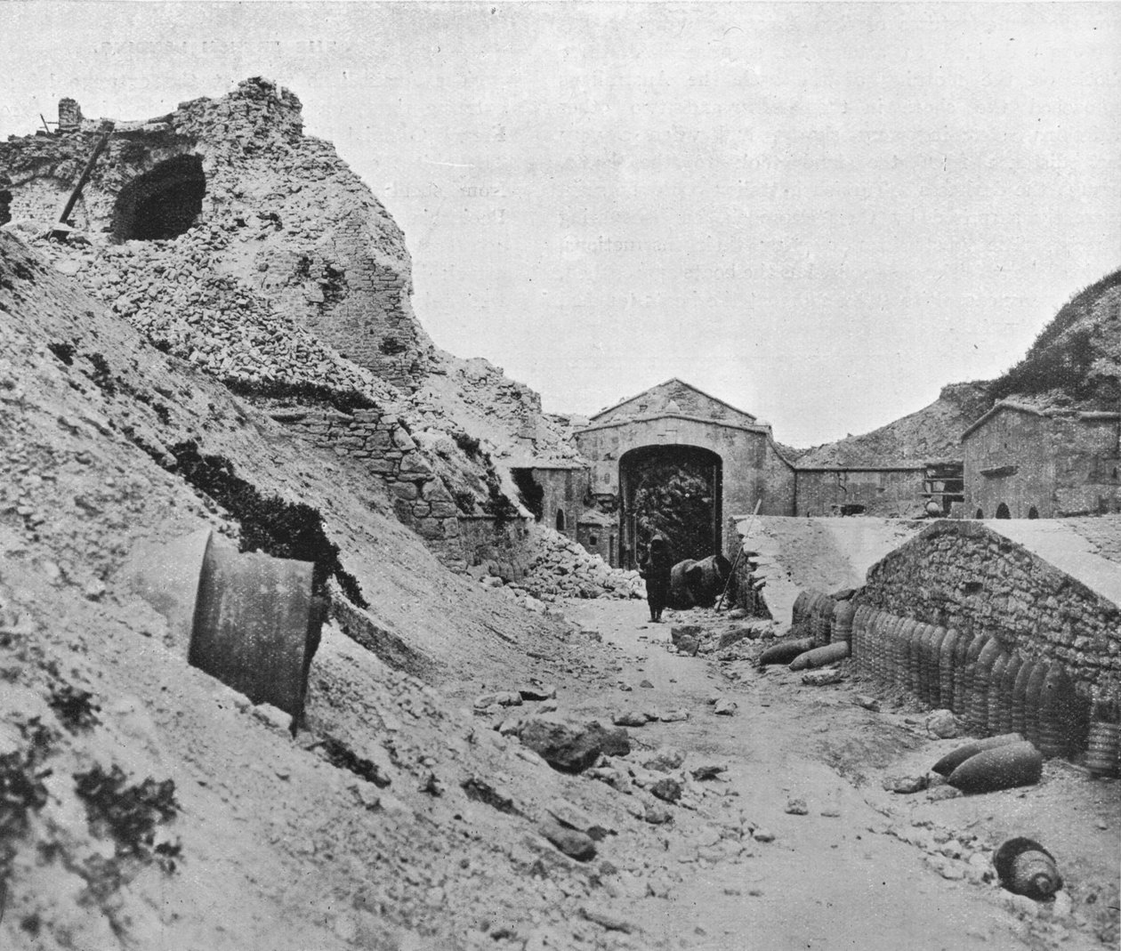 1915 में सेड एल बह्र के जर्जर किले के अंदर द्वारा अज्ञात