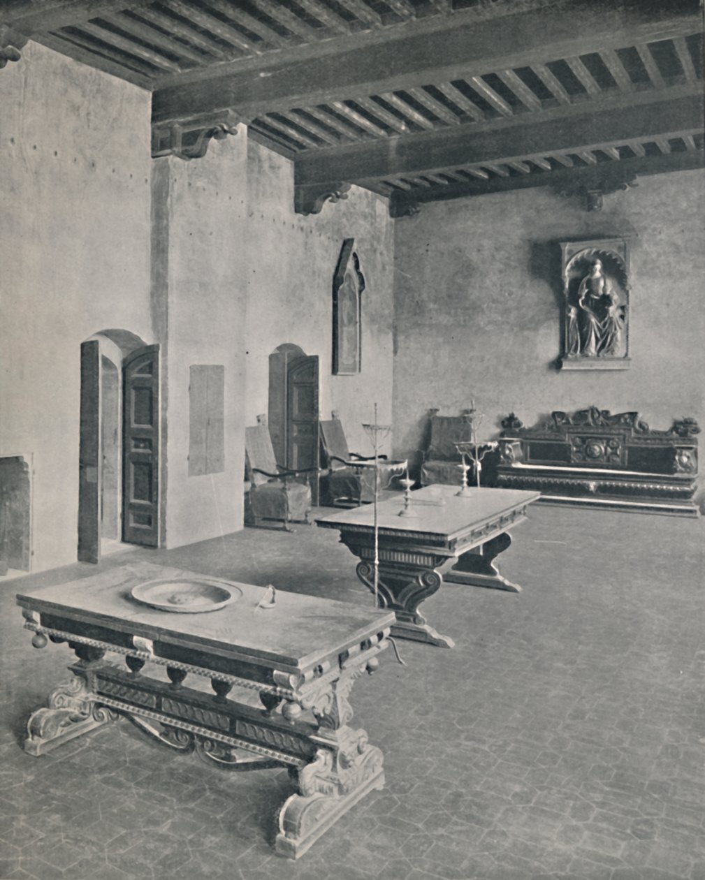 आंतरिक पलाज़ो दावानती, फ्लोरेंस। दो 16 वीं शताब्दी की तालिकाओं के साथ, 1928 द्वारा अज्ञात
