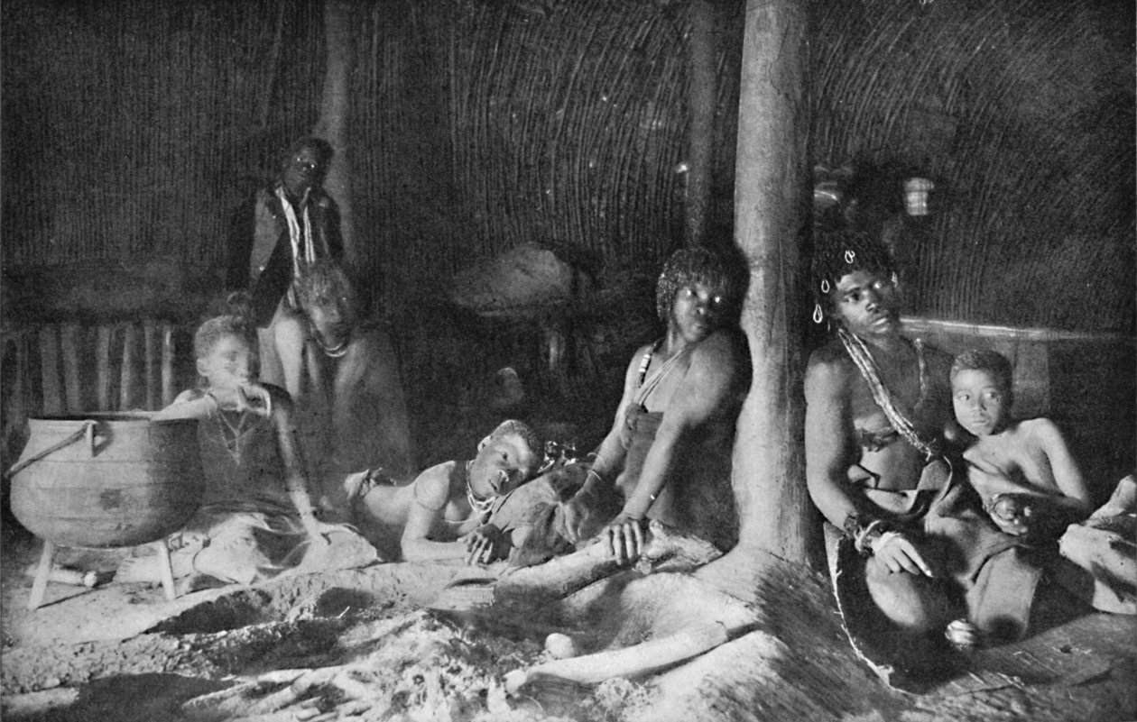 इंटीरियर ऑफ़ ए ज़ुलु हट, 1912 द्वारा अज्ञात