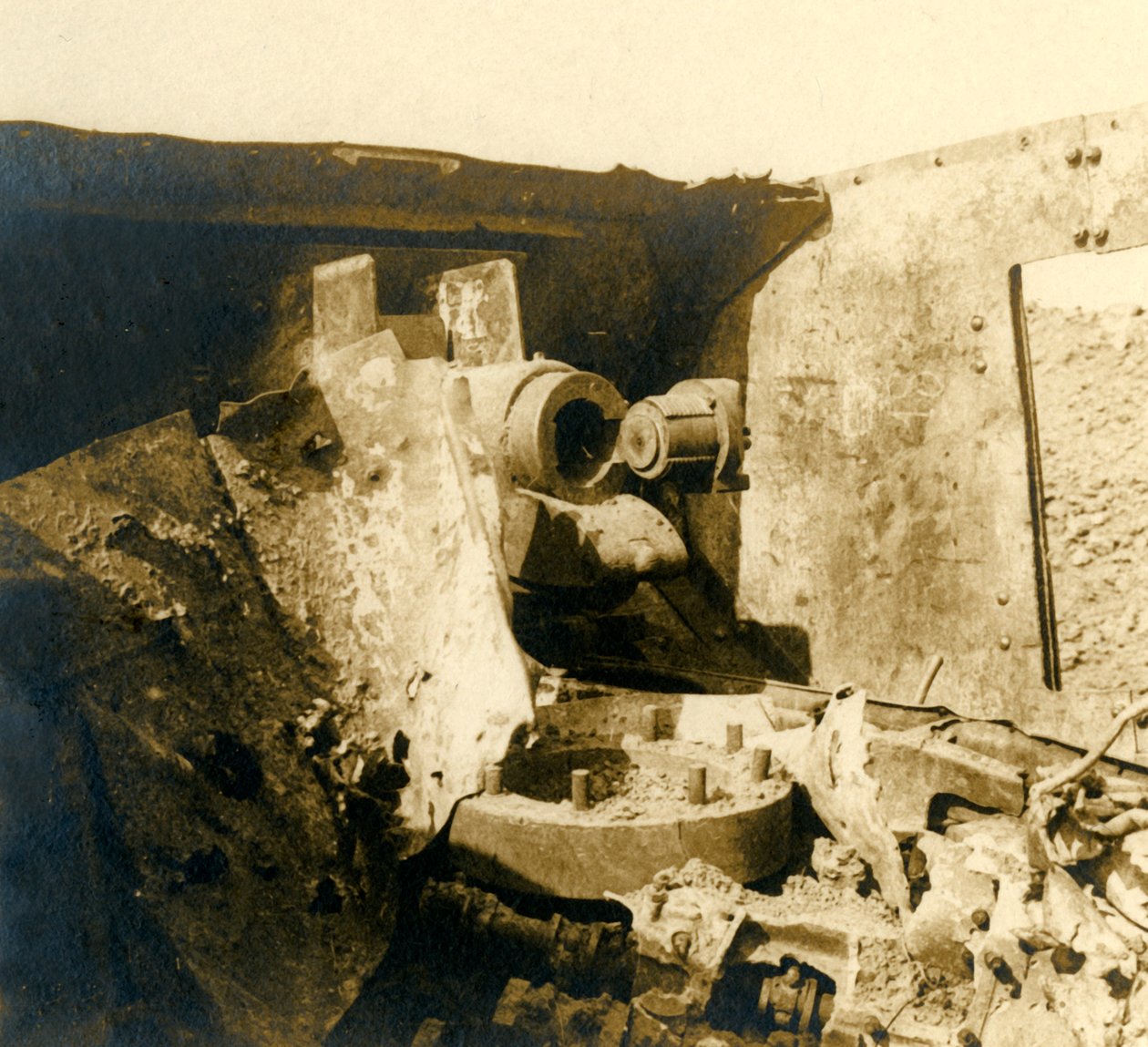 टैंक का आंतरिक भाग जो खुला हुआ है, c1914-c1918 द्वारा अज्ञात