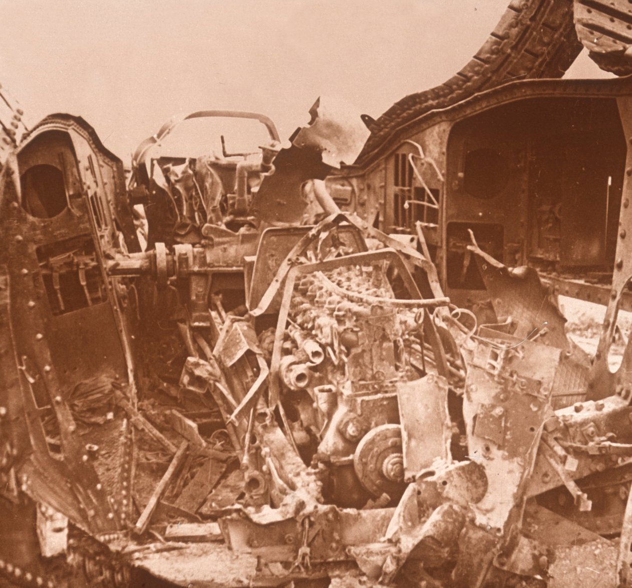 टैंक का आंतरिक भाग जो खुला हुआ है, c1914-c1918 द्वारा अज्ञात