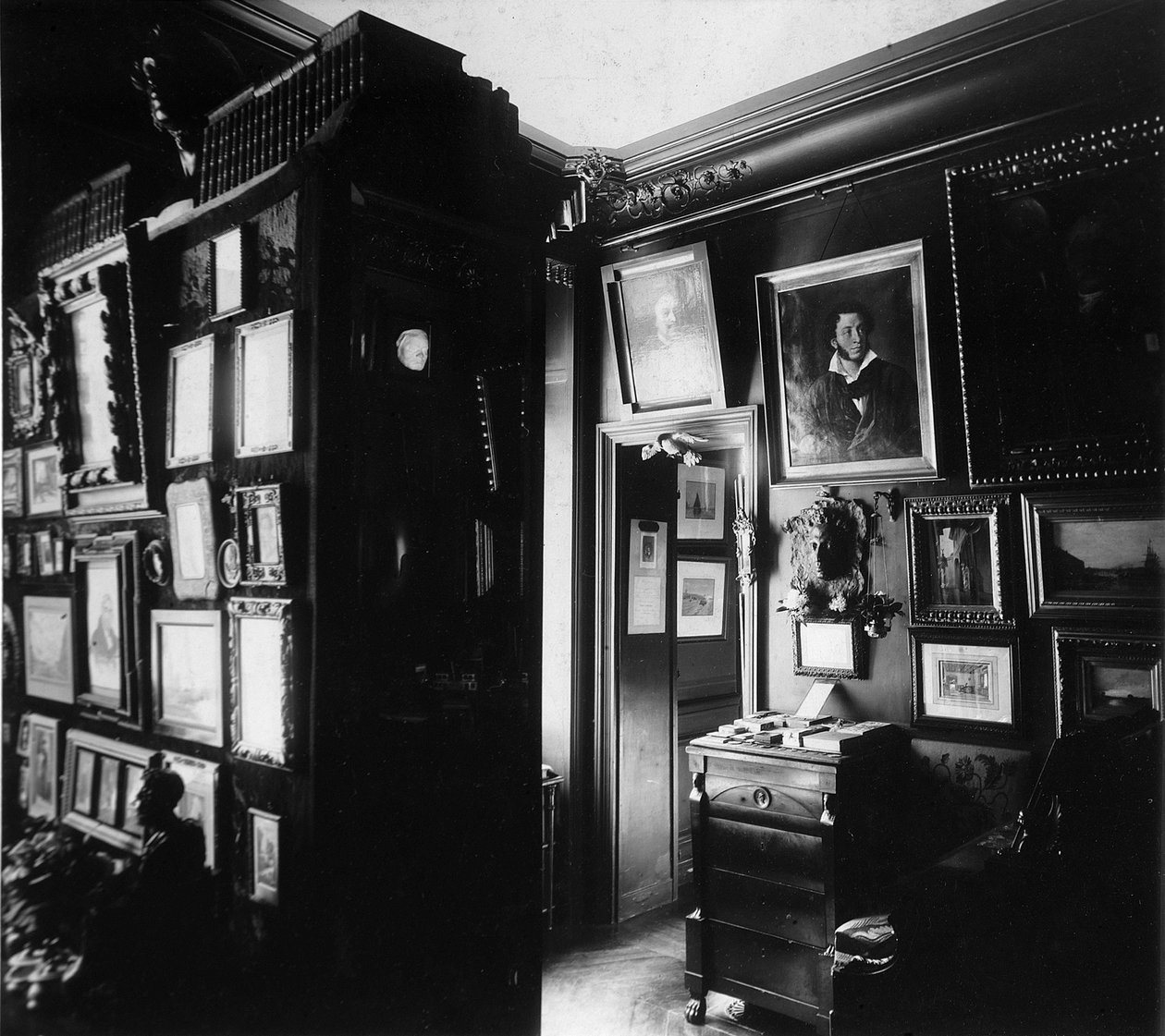 लेखक के संग्रहालय का इंटीरियर और पेरिस में 1920 के दशक में इतिहासकार अलेक्जेंडर वनगिन। द्वारा अज्ञात