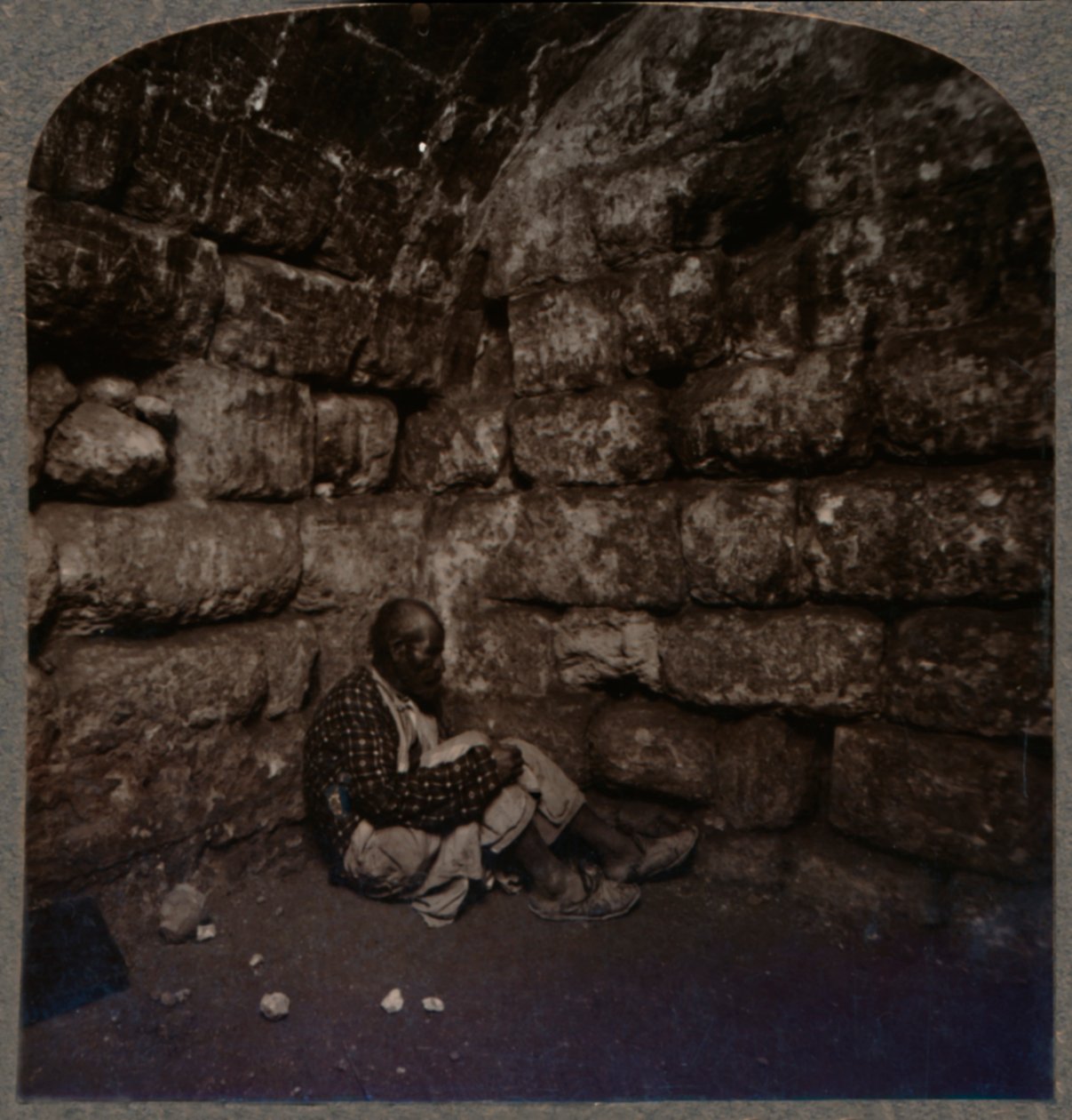 लाजर के मकबरे का इंटीरियर, c1900 द्वारा अज्ञात