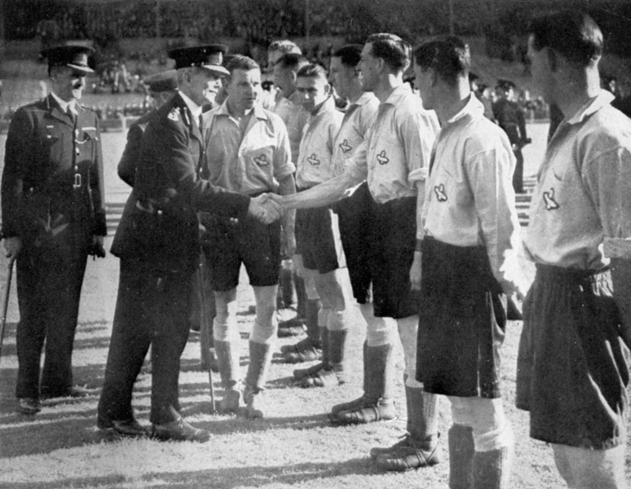 RAF बनाम मेट्रोपॉलिटन पुलिस फुटबॉल मैच, वेम्बली, लंदन, 1942 से पहले परिचय द्वारा अज्ञात