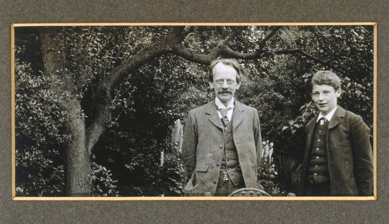 जे जे थॉमसन अपने बेटे, जॉर्ज के साथ, c 1909 द्वारा अज्ञात