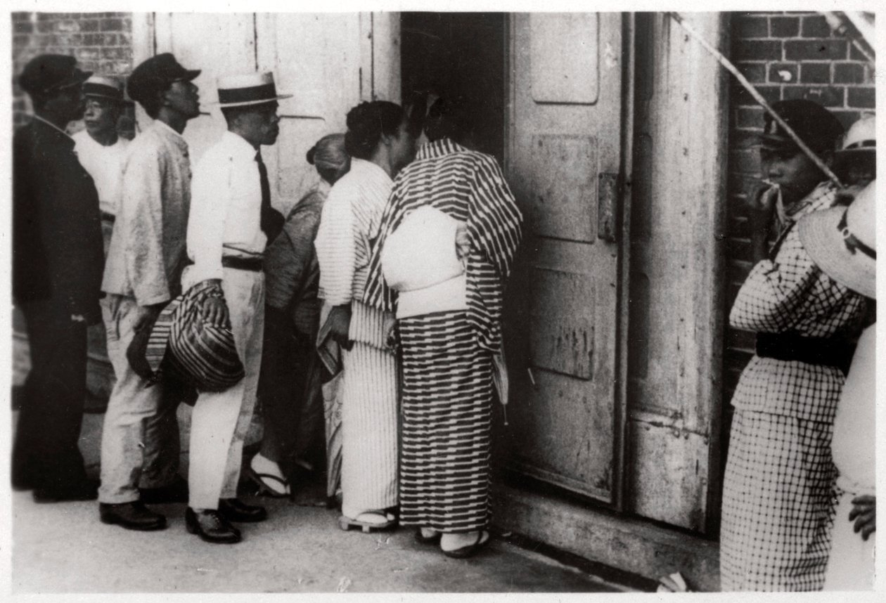 जापानी भीड़ ज़ेपेलिन हैंगर, कासुमिगौरा, जापान, 1929 1933 में देख रही थी द्वारा अज्ञात