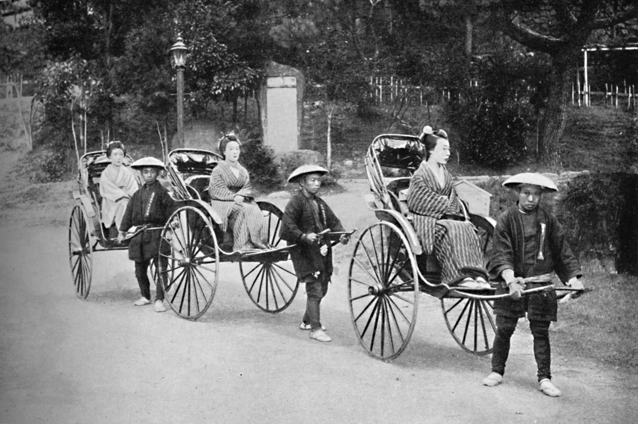 रिक्शा में जापानी महिलाएं, 1902 में कुली द्वारा खींची गईं द्वारा अज्ञात