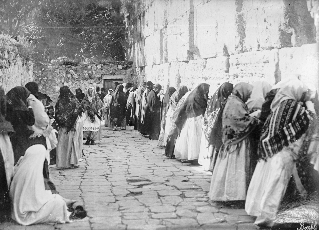 जेरूसलम, शुक्रवार को वेलिंग वॉल पर, c.1909-1910 (b/w फोटो) द्वारा अज्ञात