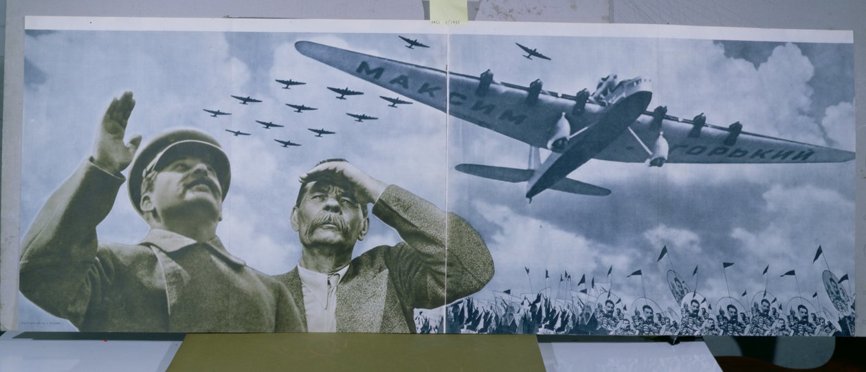 जोसेफ स्टालिन (1879-1953) और मैक्सिम गोर्की (1868-1936) लेखक के नाम वाले एक हवाई जहाज का अवलोकन करते हुए, 'LURRS एन कंस्ट्रक्शन' से चित्रण, जनवरी 1935 (रंगीन फोटो) द्वारा अज्ञात