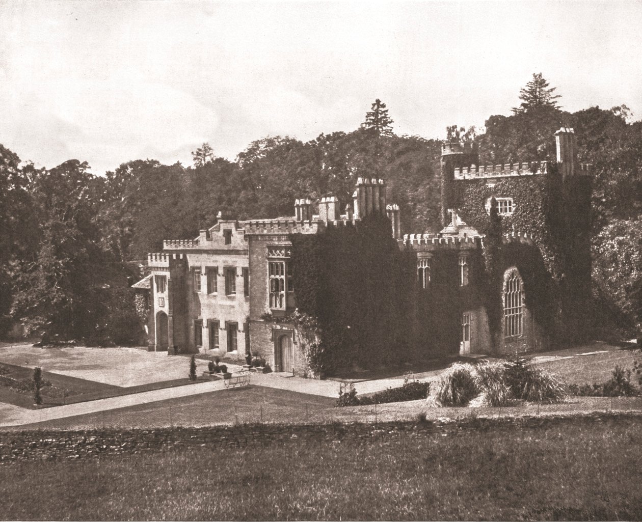 केंटचर्च कोर्ट, हियरफोर्डशायर, 1894। द्वारा अज्ञात