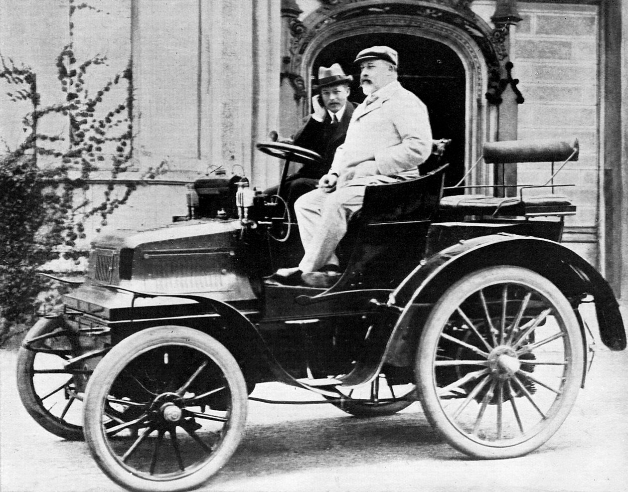 लॉर्ड मोंटागस 1899 डैमलर 12hp, 1900 में किंग एडवर्ड VII द्वारा अज्ञात