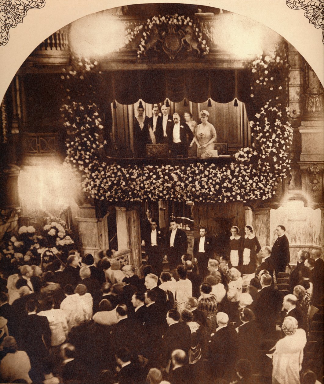 किंग जॉर्ज V और क्वीन मैरी एक रॉयल कमांड वैराइटी परफॉर्मेंस, 1920 या 1930 के दशक 1935 में द्वारा अज्ञात