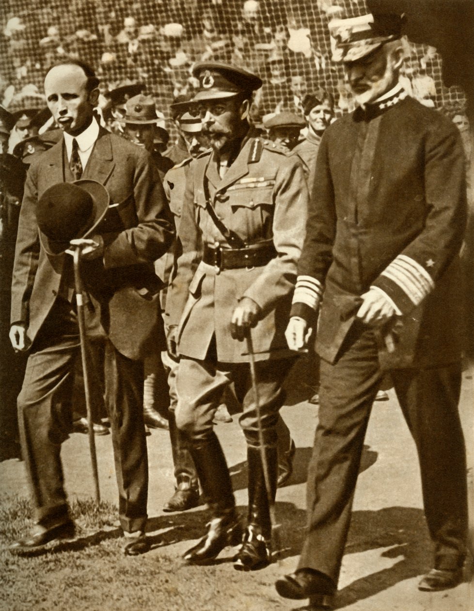 किंग जॉर्ज V, स्टैमफोर्ड ब्रिज, लंदन में 1935 में एक बेसबॉल मैच में भाग लेते हैं। द्वारा अज्ञात