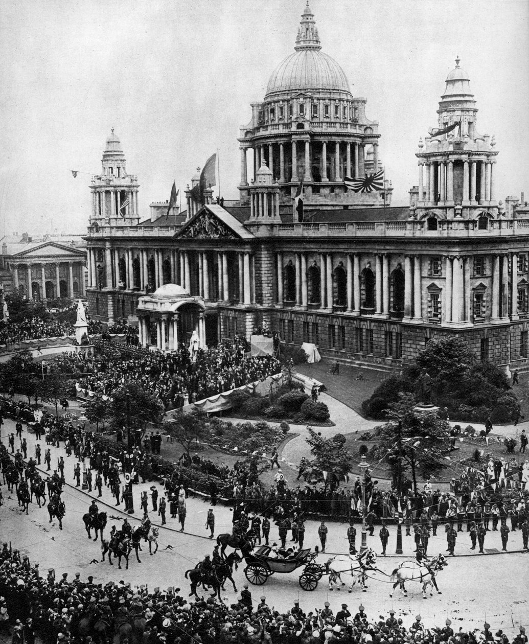 किंग जॉर्ज पंचम ने 1921, 1935 में बेलफास्ट में पहली उल्स्टर संसद खोलने के लिए ड्राइविंग की द्वारा अज्ञात