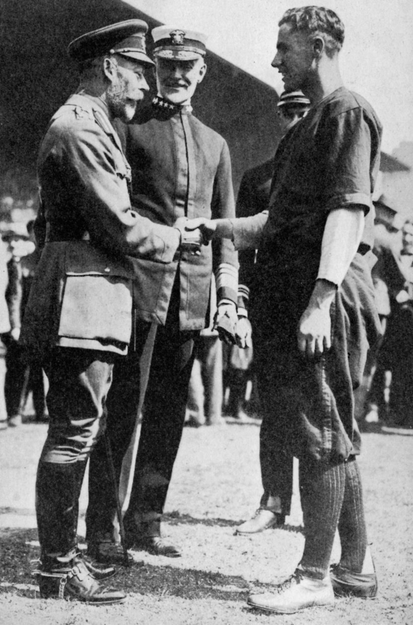 किंग जॉर्ज V एक अमेरिकी सैनिक प्राप्त कर रहे थे जो बेसबॉल खेल रहे थे, c 1910 1936 द्वारा अज्ञात
