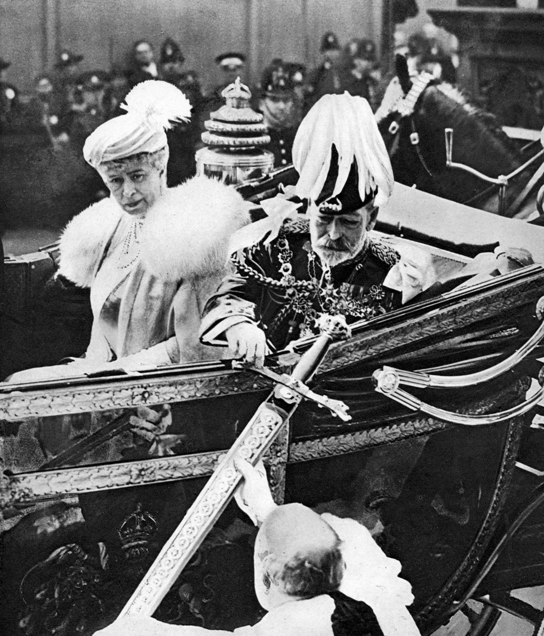 1930 के दशक में लंदन के टेम्पल बार में किंग जॉर्ज वी ने सिटीस सोर्ड को छुआ द्वारा अज्ञात