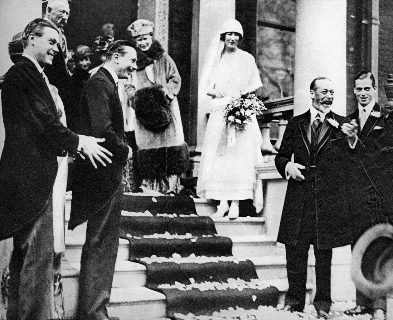 किंग जार्ज पंचम ने अपने हनीमून, 1923 के लिए निकलते हुए राजकुमारी मौद को शुभकामनाएं दीं द्वारा अज्ञात