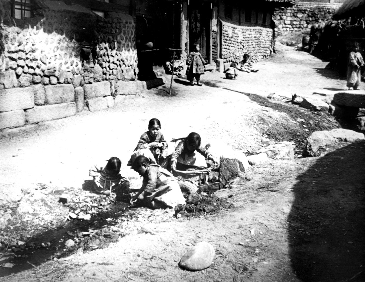 गली में कोरियाई बच्चे, नाम सैन, कोरिया, 1900 द्वारा अज्ञात