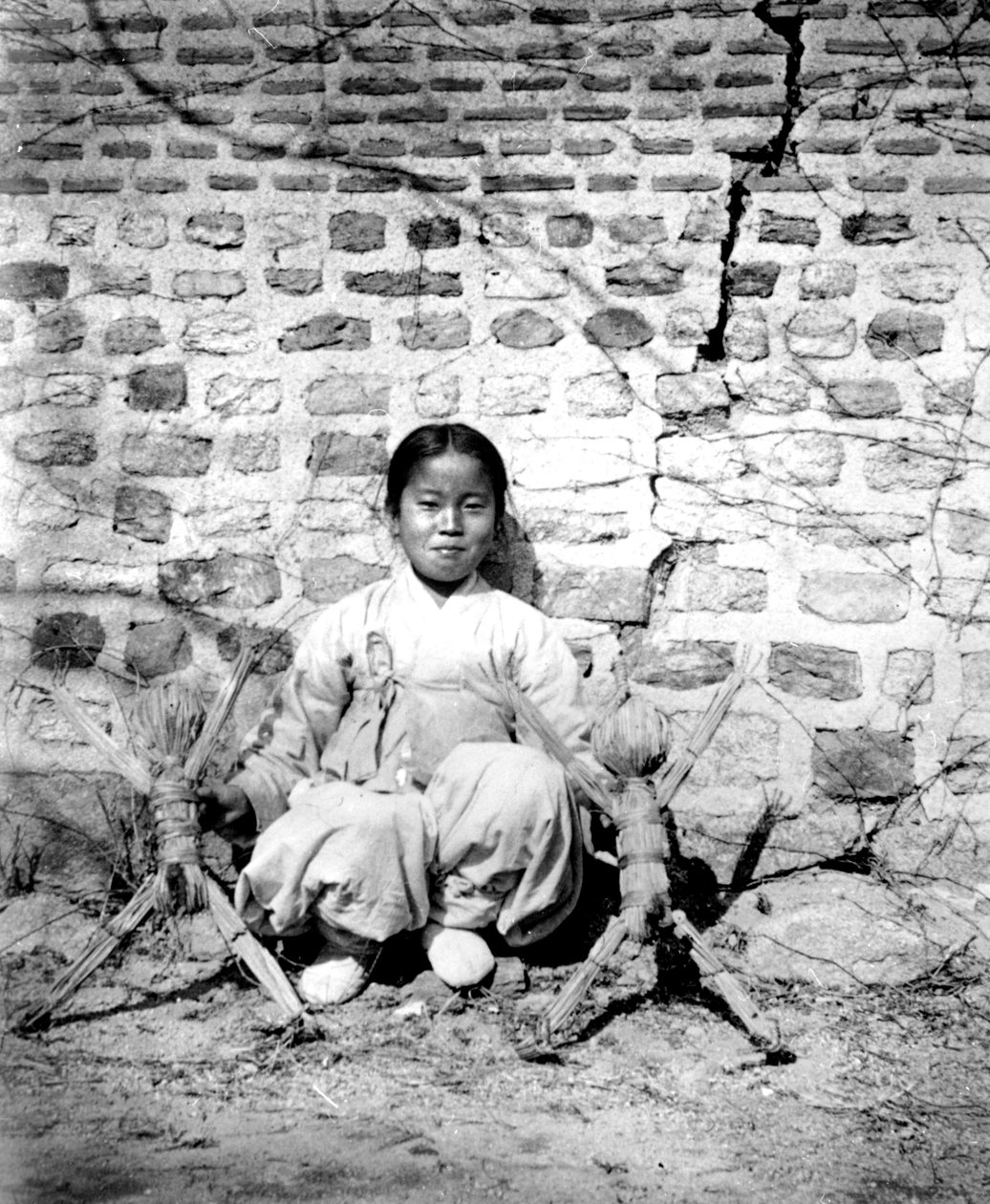 गुड़िया के साथ कोरियाई लड़की, 1900 द्वारा अज्ञात