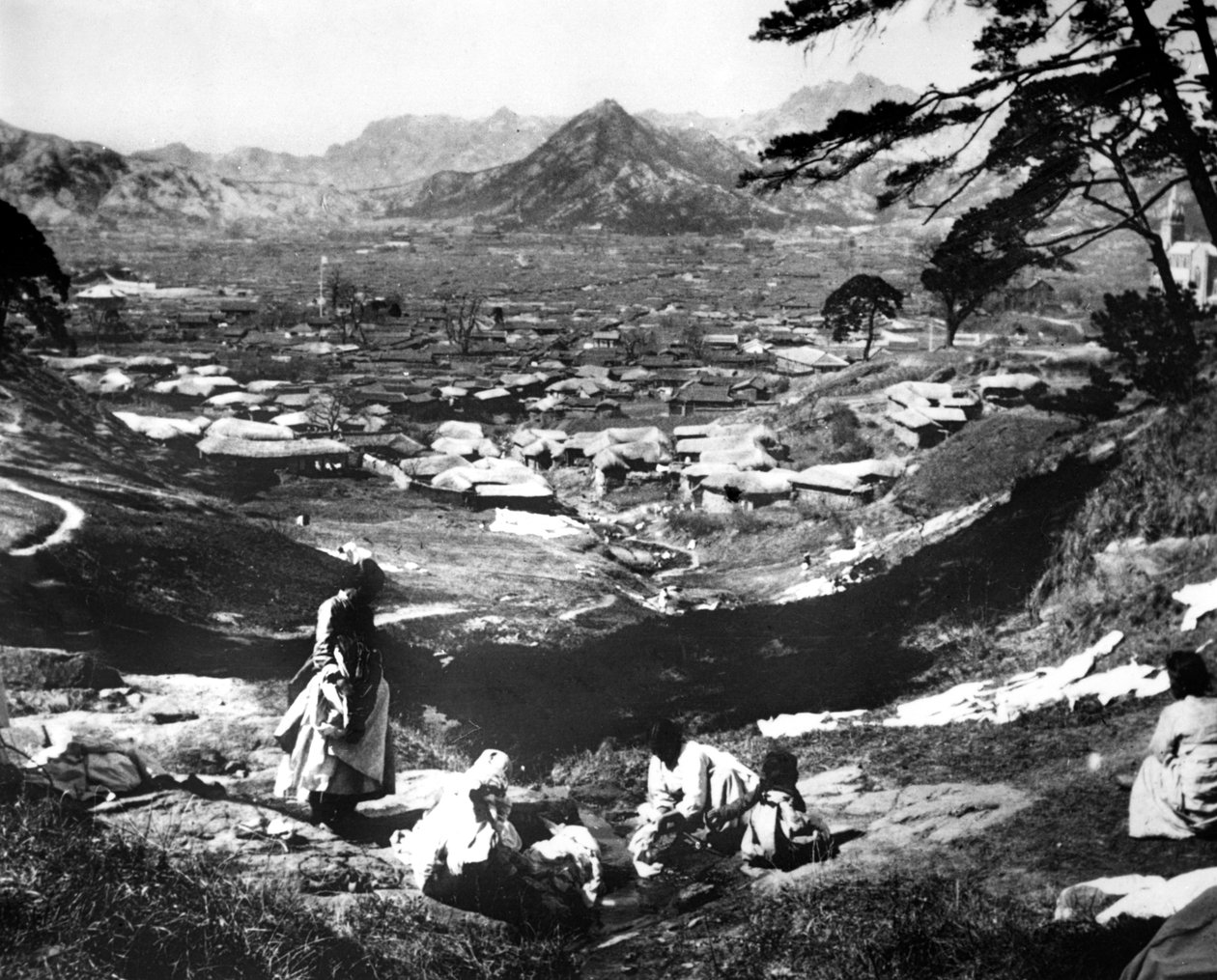 कोरियाई महिला, एक पहाड़ी पर, सोल, कोरिया, 1900 द्वारा अज्ञात
