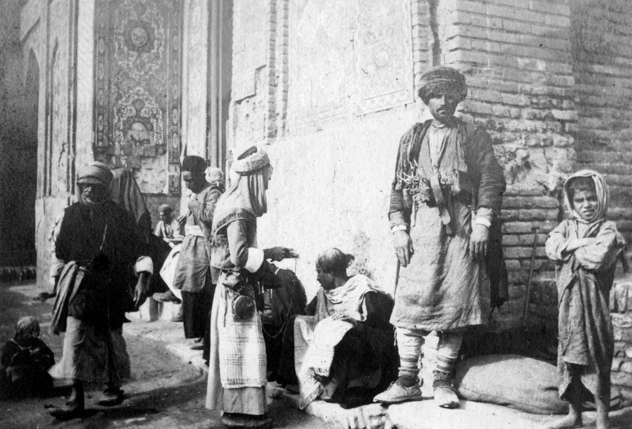 1917-1919, काज़िमैन मस्जिद के बाहर कुर्द नाई, द्वारा अज्ञात